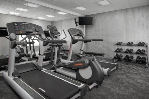 Fairfield Inn & Suites Roanoke Hollins/I-81にあるフィットネスセンターまたはフィットネス設備