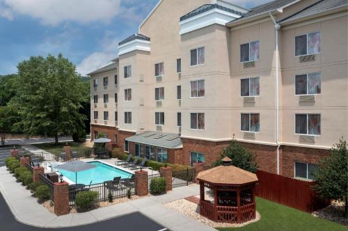 Fairfield Inn & Suites Roanoke Hollins/I-81の敷地内または近くにあるプール