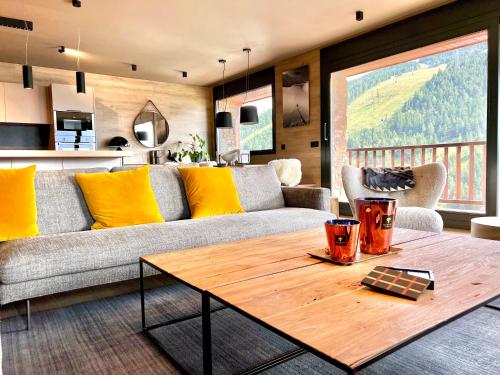 Ein Sitzbereich in der Unterkunft Luxury Snow Peak Residence - Soldeu - By Ski Chalet Andorra