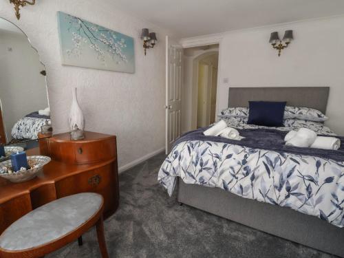 um quarto com uma cama, uma mesa e uma cadeira em Cock Bank Cottage em Wrexham