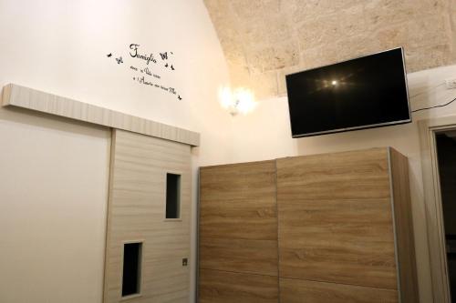 - un salon avec une télévision murale dans l'établissement Casa Grazia, à Monopoli