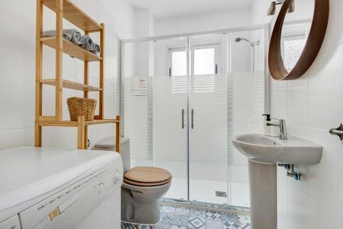 een badkamer met een toilet, een wastafel en een douche bij Apartamento Aigon in Puerto de la Cruz