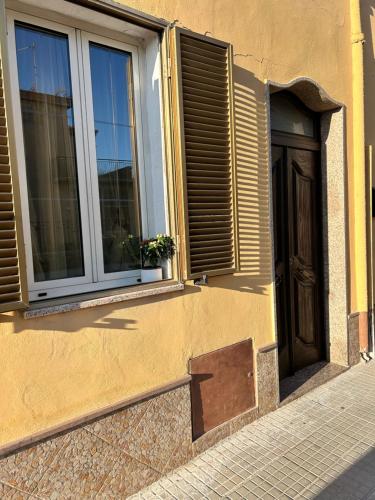 a building with a window and a door at Casa Eleonora in Olmedo