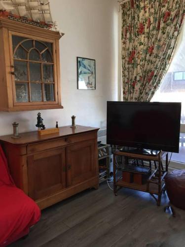 un salon avec une télévision à écran plat et un canapé dans l'établissement Appartement Deauville Marina 6 personnes, à Deauville