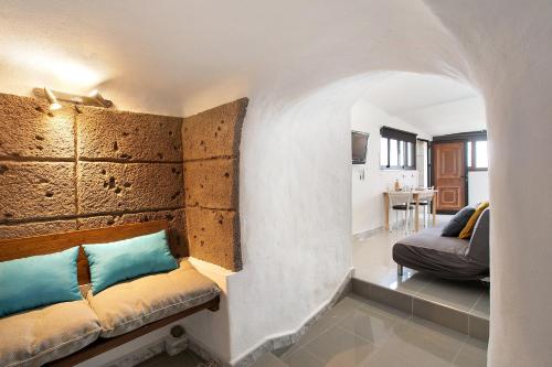 una camera con un muro di mattoni e un divano di Bisangel House a Icod de los Vinos