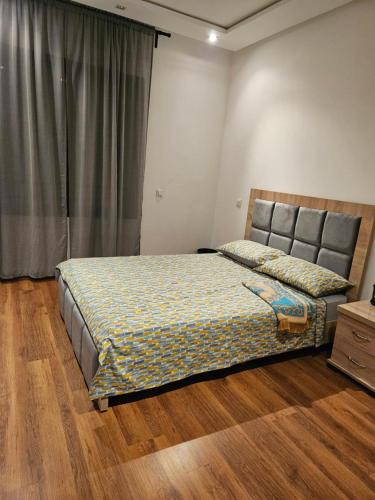 sypialnia z łóżkiem, komodą i oknem w obiekcie LUXURY 3 bedroom apartment with pool, Nouaceur, Morocco w mieście Derroua