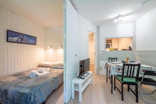 Schlafzimmer mit einem Bett, einem Schreibtisch und einem Tisch in der Unterkunft Chamonix Sud - Jonquilles 127 - Happy Rentals in Chamonix-Mont-Blanc