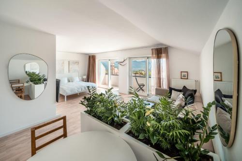 阿皮亚诺苏拉斯特拉达Villa Maria Boutique Apartment St Pauls的客厅配有植物和镜子