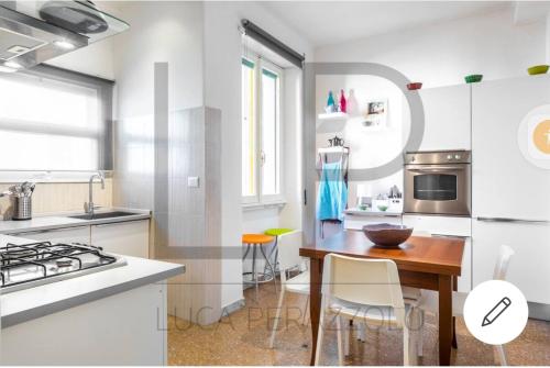 eine Küche mit einem Holztisch und eine Küche mit einem Herd in der Unterkunft San Pietro Vaticano Family House in Rom