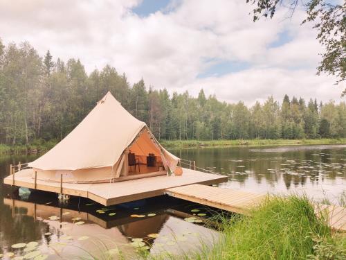 namiot na przystani nad jeziorem w obiekcie Långforsen Glamping & Lapland Experience 