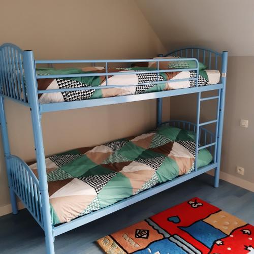- 2 lits superposés dans une chambre avec un tapis dans l'établissement Les gîtes de Tréguennec, à Tréguennec