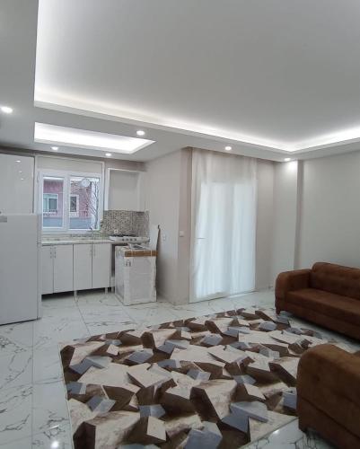 sala de estar con sofá y cocina en Antikoglu, en Mardin