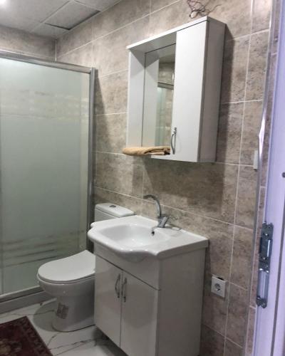 een badkamer met een toilet, een wastafel en een douche bij Antikoglu in Mardin