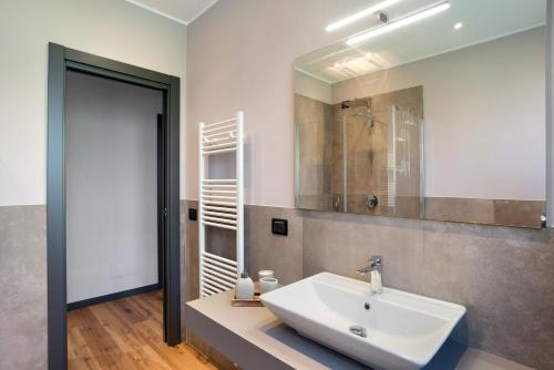 La salle de bains est pourvue d'un lavabo et d'un miroir. dans l'établissement Agriturismo il Borgo - Lavanda, à Villanova dʼAlbenga