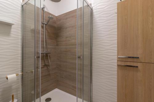 una doccia con porta in vetro in bagno di Apartment Breeze located in the heart of Carvoeiro a Carvoeiro