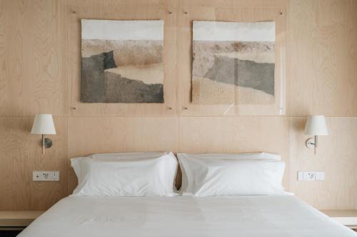 1 dormitorio con 1 cama con 2 almohadas blancas en Hotel Santa Ana Tudela en Tudela