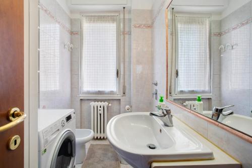 a bathroom with a sink and a washing machine at Easy Home vicino a Milano e Monza in Nova Milanese