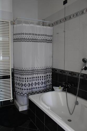 e bagno con vasca, servizi igienici e doccia. di Casa Maria-Appartamento in Villa a Ispra