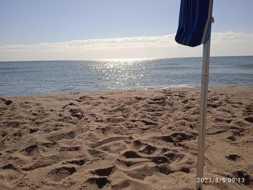 卡塔尼亞的住宿－Lightbluevillageresortbeachsl，沙滩上的遮阳伞