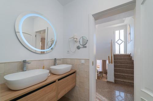 bagno con lavandino e specchio di Villas Monte Solana a Morro del Jable