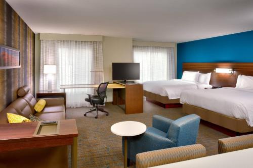 Habitación de hotel con 2 camas y escritorio en Residence Inn by Marriott Salt Lake City-West Jordan, en West Jordan