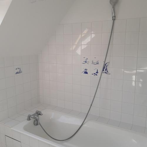 La salle de bains est pourvue d'une douche et d'une baignoire. dans l'établissement Les gîtes de Tréguennec, à Tréguennec