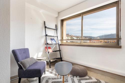 un salon avec une chaise et une fenêtre dans l'établissement City life Family FSHH -, à Nice