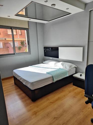 - une chambre avec un grand lit et une fenêtre dans l'établissement 巴塞之家, à Montcada i Reixac