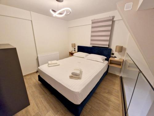 Un dormitorio con una cama con dos toallas encima. en Volos Terra Deluxe Residences, en Volos
