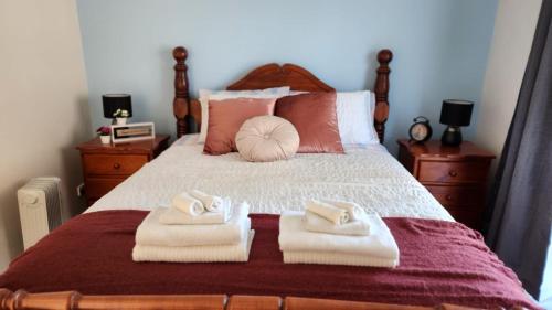 Un pat sau paturi într-o cameră la Cottage with ample outdoor area