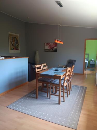 トリーアにあるFerienwohnung Mattheiser Weiherの木製のテーブルと椅子のあるダイニングルーム