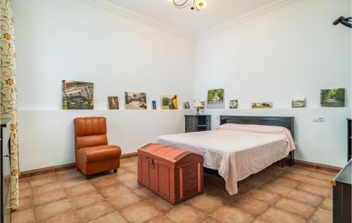 una camera con letto e sedia di Amazing Home In Setenil De Las Bodegas With Wifi a Setenil