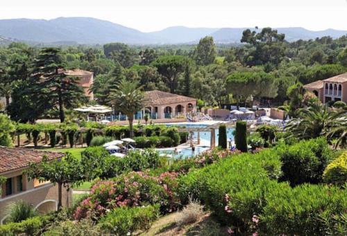 a view of a resort with a swimming pool at Appt Golfe de Saint-Tropez proche de la mer climatisé in Grimaud
