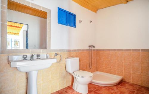 y baño con aseo y lavamanos. en Amazing Home In Setenil De Las Bodegas With Wifi, en Setenil