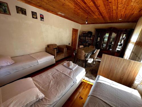 1 dormitorio con 2 camas y sala de estar en PARVIZ'S HOUSE, en Astara