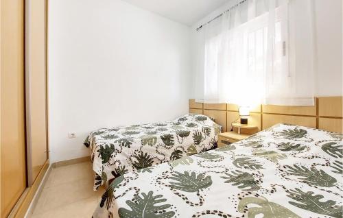 1 Schlafzimmer mit 2 Betten und einem Fenster in der Unterkunft Stunning Apartment In Oropesa Del Mar With House A Mountain View in El Borseral