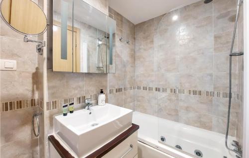 ein Bad mit einem Waschbecken und einer Dusche in der Unterkunft Stunning Apartment In Oropesa Del Mar With House A Mountain View in El Borseral