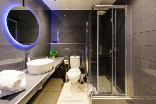uma casa de banho com um WC, um lavatório e um chuveiro em Limani's Sea View Suite em Tessalônica