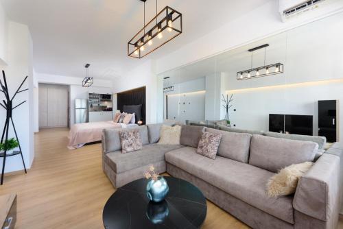 uma sala de estar com um sofá e uma cama em Limani's Sea View Suite em Tessalônica