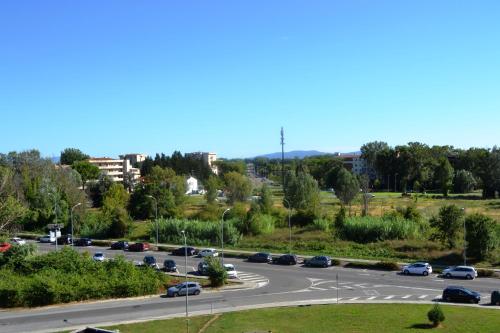 uma vista para um parque de estacionamento com carros em Casa da Carlo em Pisa