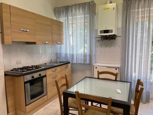 een keuken met een tafel en een fornuis top oven bij Cav 1 Holiday beach in San Vincenzo