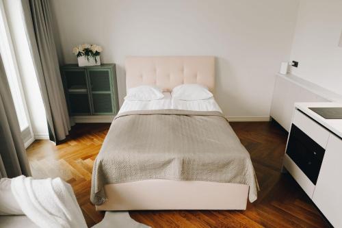1 dormitorio con 1 cama con cabecero blanco en Dream Stay - Stylish Studio with French Balcony, en Tallin