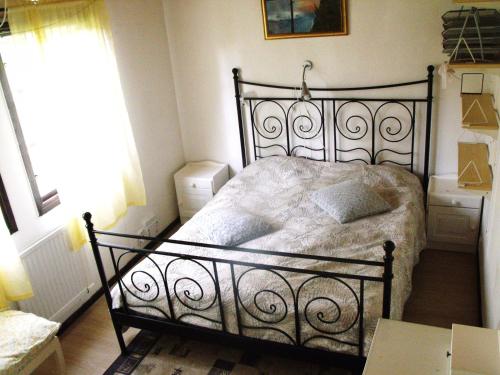 um quarto com uma cama preta num quarto em Holiday house in Grythem, Orebro, within walking distance to lake em Örebro
