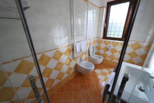 Ένα μπάνιο στο Bed and Breakfast a casa di Valerio
