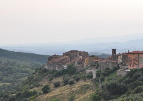 wioska na zboczu wzgórza w obiekcie Case Bosco w mieście Roccalbegna