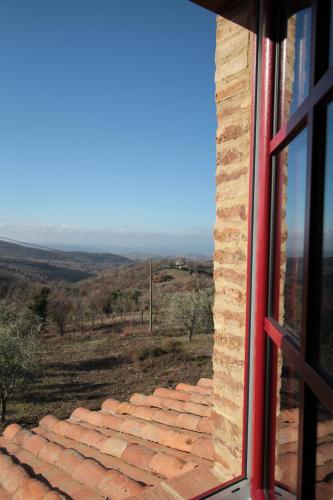 una ventana de un edificio con vistas a un campo en Case Bosco, en Roccalbegna
