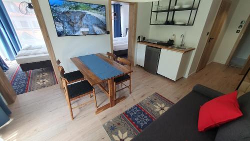 salon ze stołem i kuchnią w obiekcie Villa Olimpijska 2 - Centrum w Wiśle