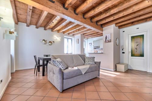 sala de estar con sofá y mesa en App. Maison Dorèe, en Desenzano del Garda