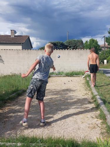 dos jóvenes jugando al frisbee en La Flor Azul, en Grospierres