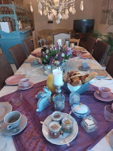 グロスピエールにあるLa Flor Azulの青白のテーブルとキャンドル付